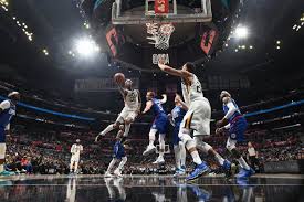 不抢戏！詹姆斯复出高效贡献18分7板7助2断1帽