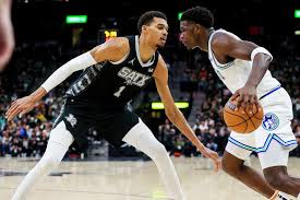 奥多姆凌晨开奔驰分心捡手机 结果撞上路边车辆